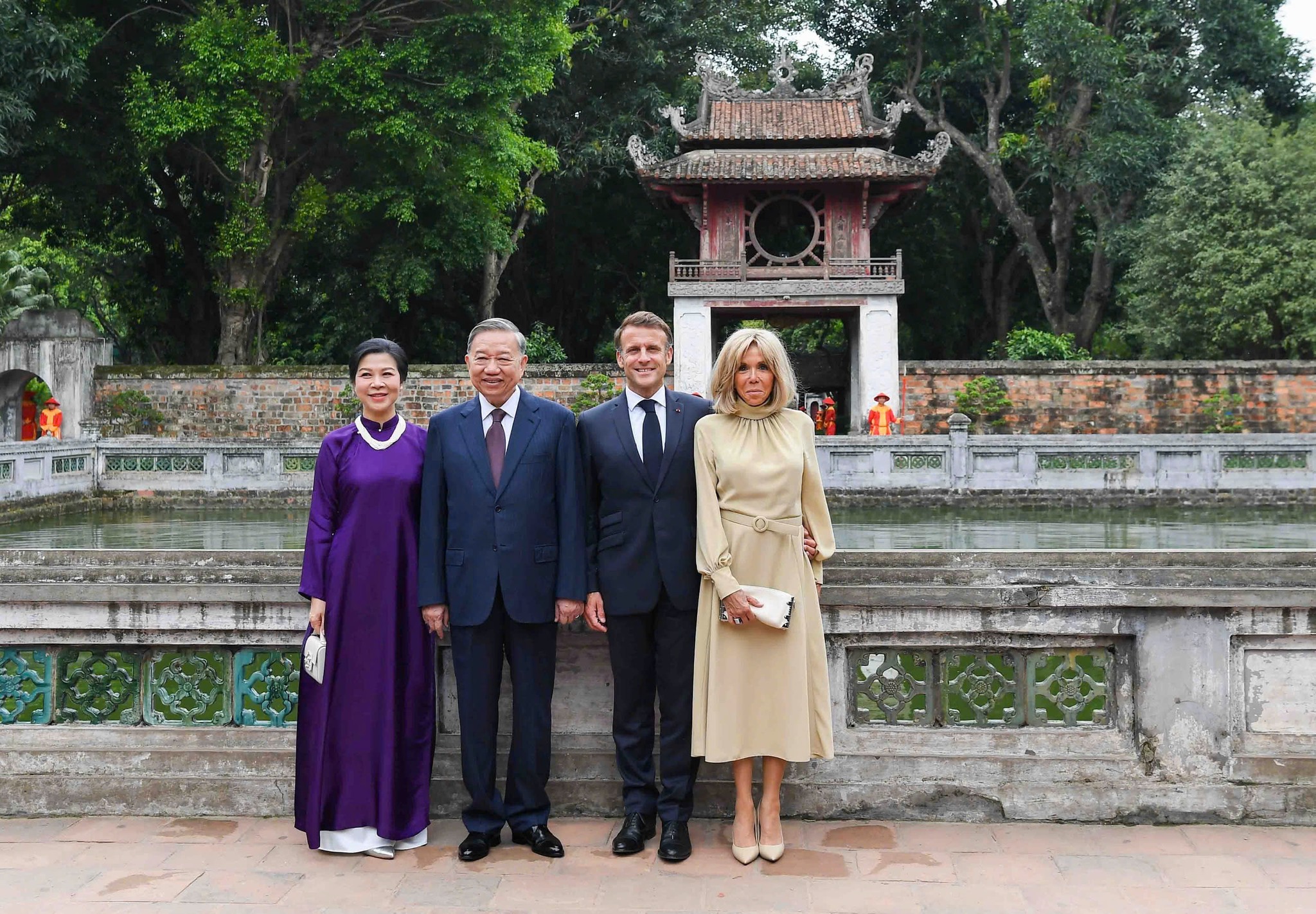 Tổng thống Pháp Macron thăm Văn Miếu - Quốc Tử Giám, trồng cây hữu nghị cùng Tổng Bí thư Tô Lâm - 1