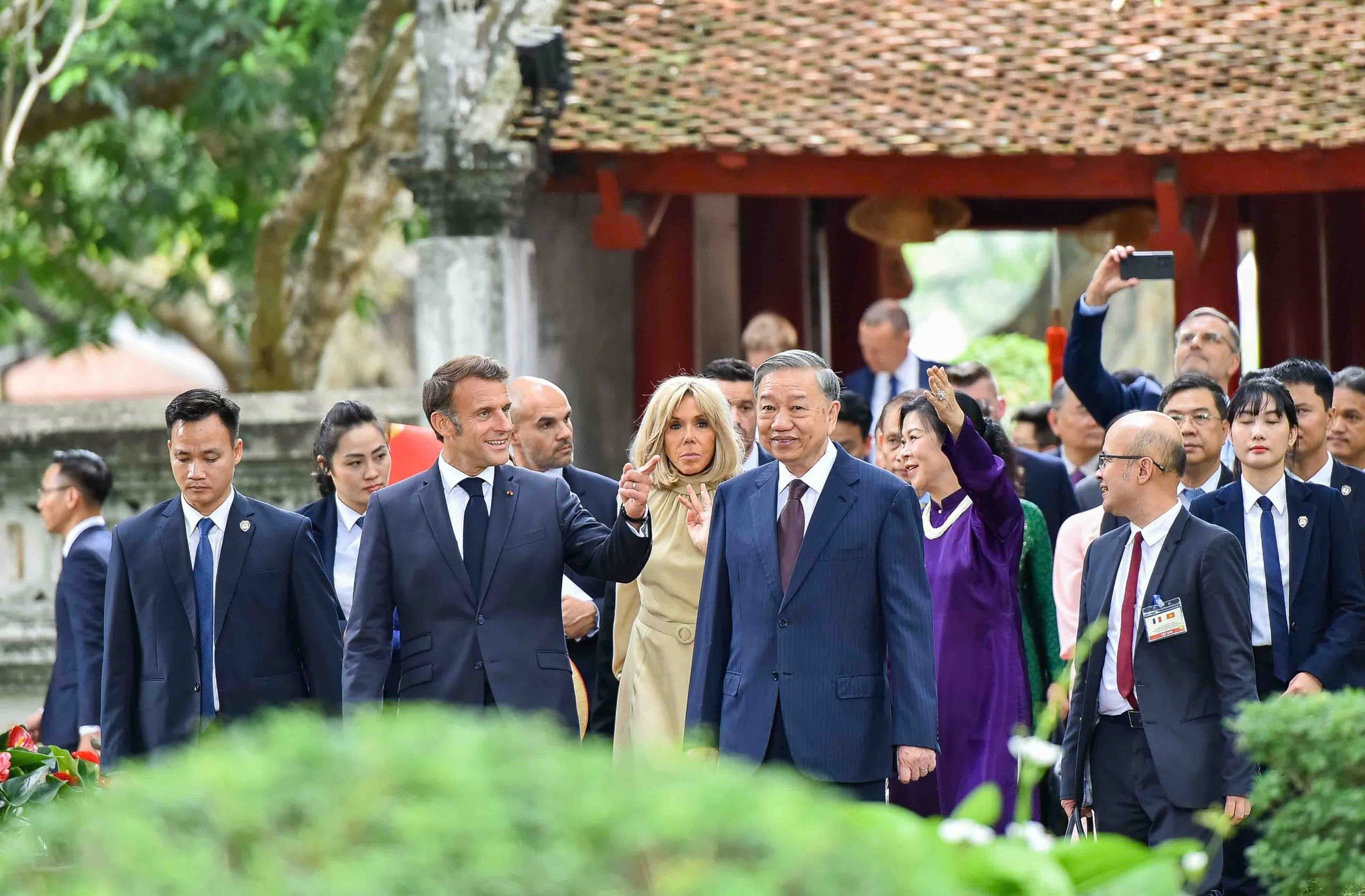 Tổng thống Pháp Macron thăm Văn Miếu - Quốc Tử Giám, trồng cây hữu nghị cùng Tổng Bí thư Tô Lâm - 2