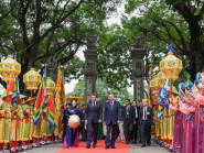 Tổng thống Pháp Macron thăm Văn Miếu - Quốc Tử Giám, trồng cây hữu nghị cùng Tổng Bí thư Tô Lâm