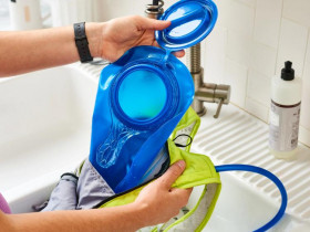  - Vệ sinh túi nước: Bí quyết cho hành trình khám phá không gián đoạn
