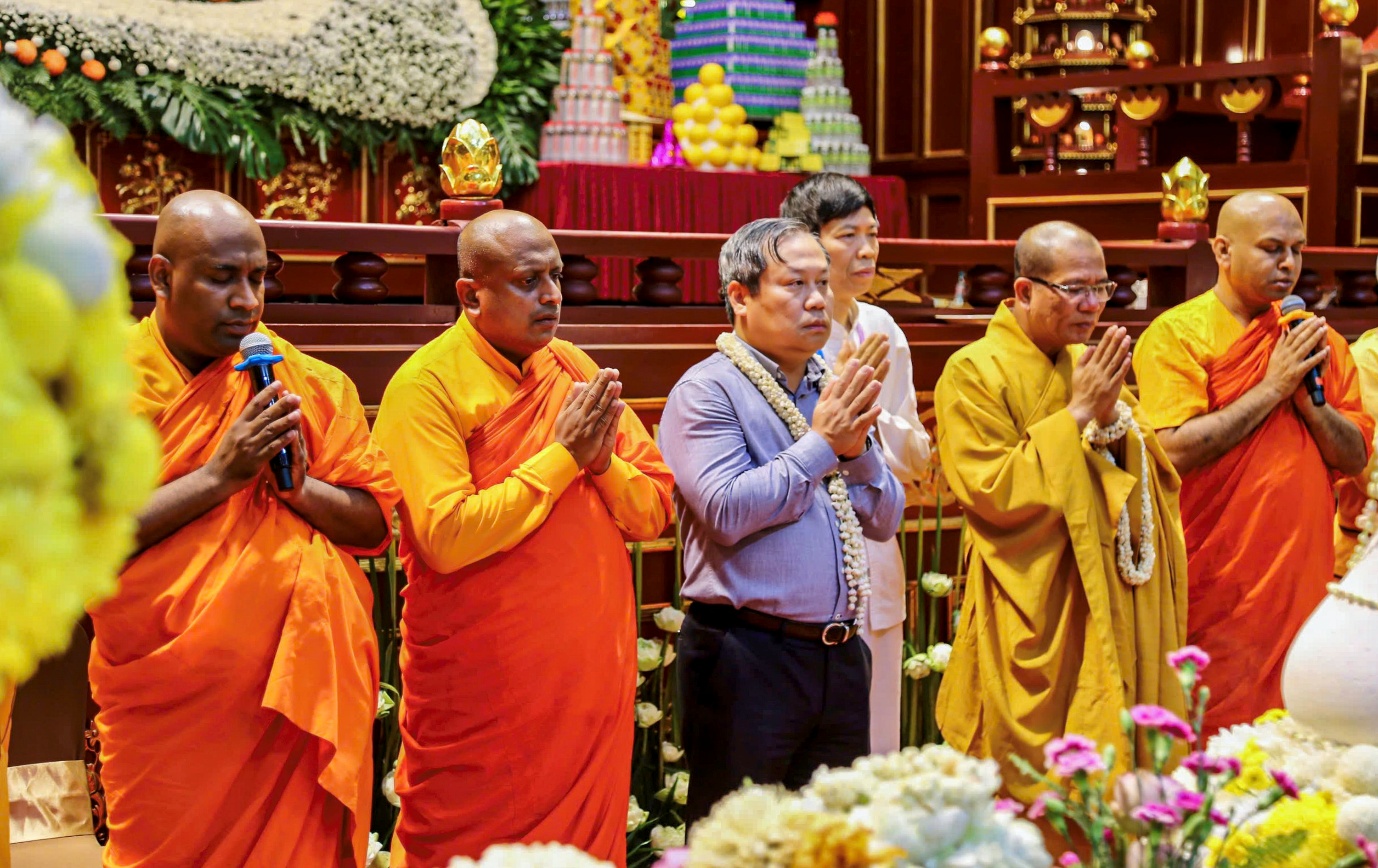 cung tien xa loi phat tu non thieng yen tu ve chua chuong, hung yen - 1