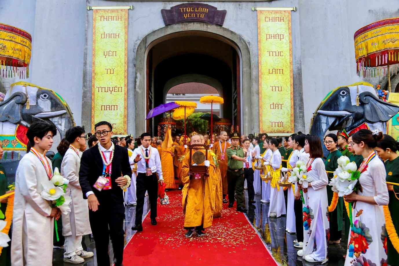 cung tien xa loi phat tu non thieng yen tu ve chua chuong, hung yen - 10