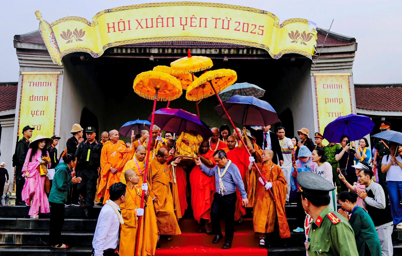 cung tien xa loi phat tu non thieng yen tu ve chua chuong, hung yen - 6