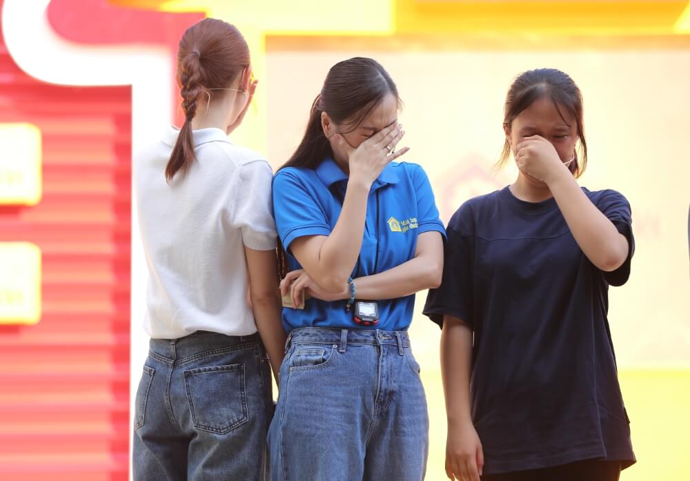 Tờ tiền 10.000 đồng – kỷ vật cuối cùng mẹ để lại cho cô bé mồ côi khiến Lâm Vỹ Dạ và Hà Thu khóc nghẹn - 11