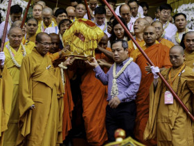  - Cung tiễn xá lợi Phật từ non thiêng Yên Tử về chùa Chuông, Hưng Yên