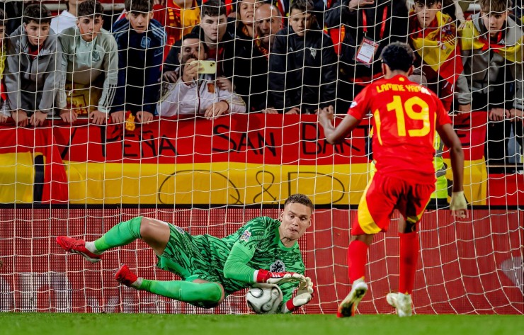 Yamal có 3 yêu cầu mới dành cho Barcelona, HLV Hansi Flick đau đầu - 2