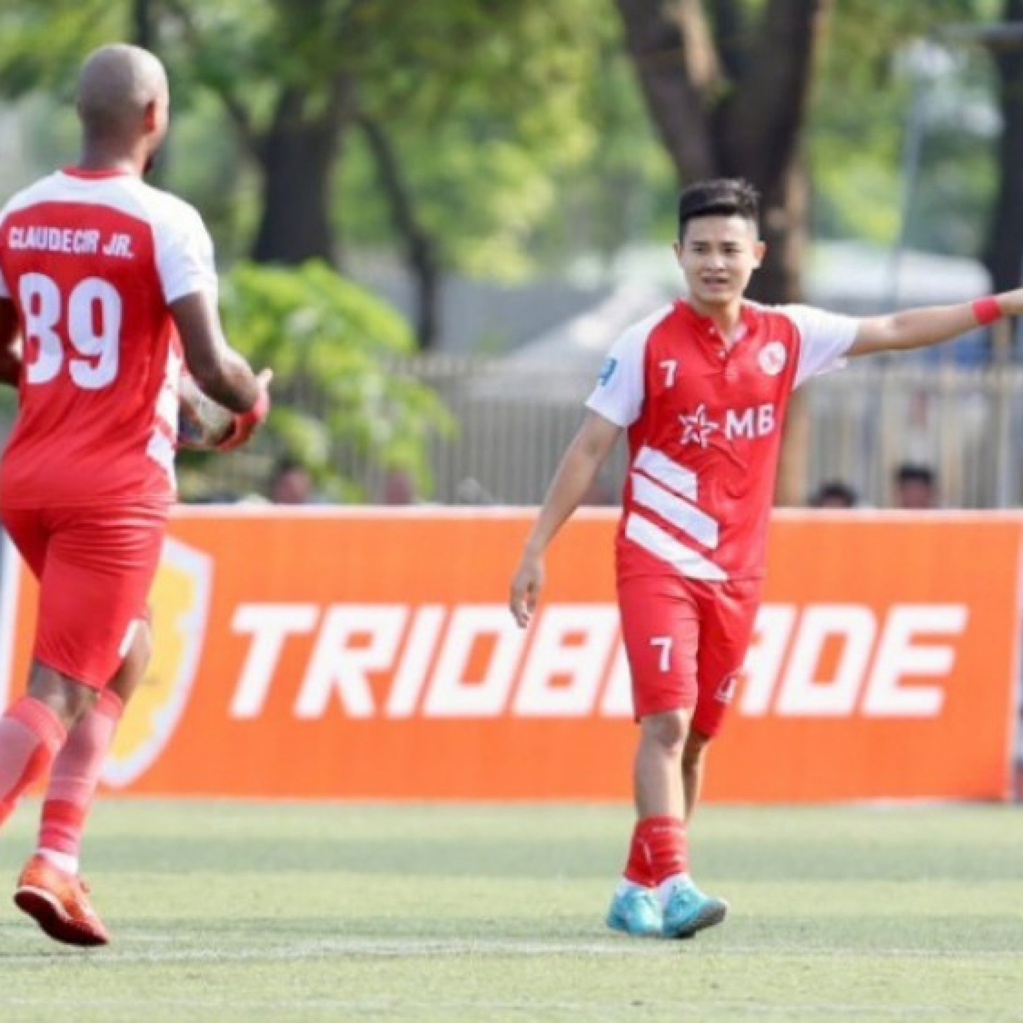  - “Kèo trái ma thuật” Tuấn Anh làm sống dậy lối chơi cột 2 ở sân 7 người, Omar bùng nổ