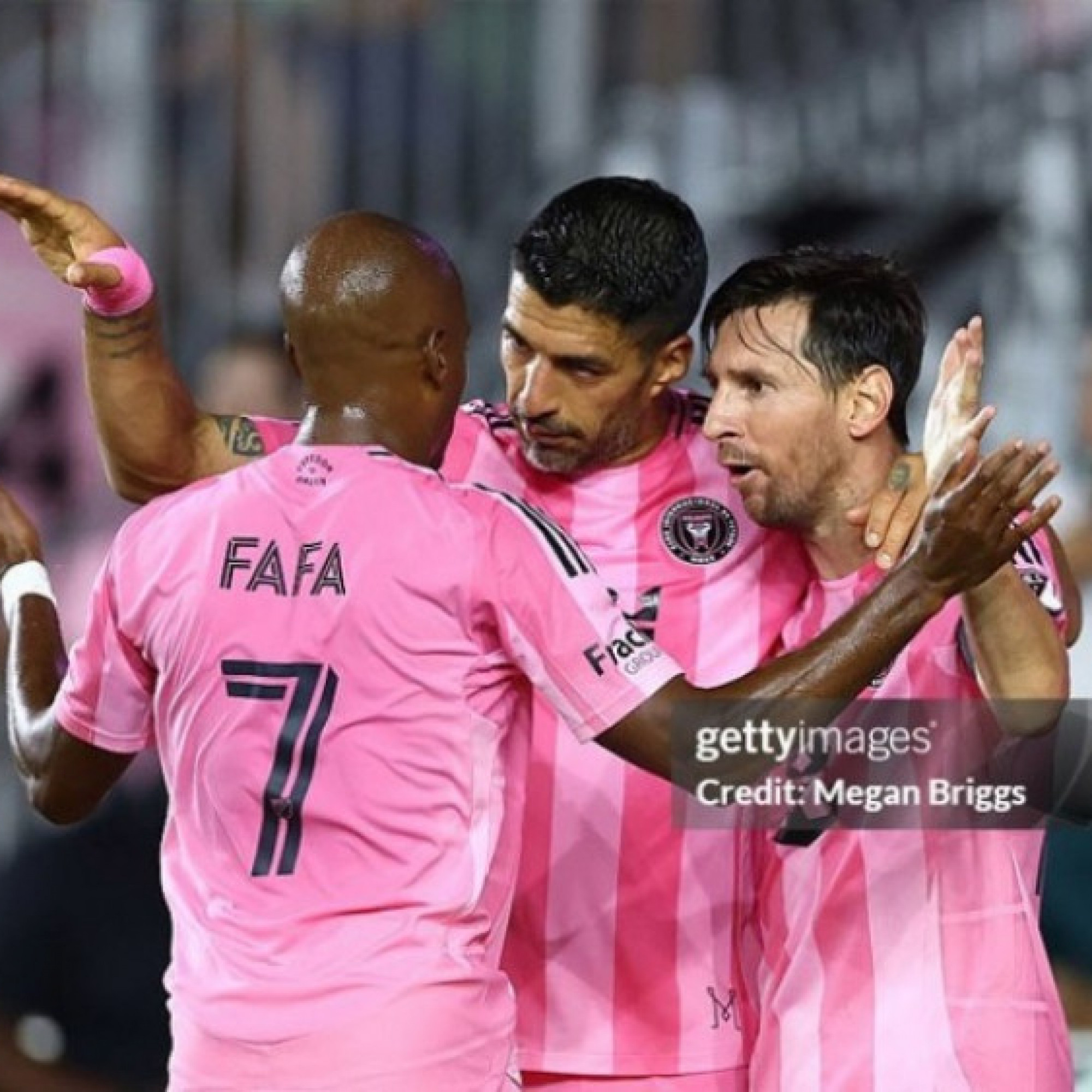  - Messi "song kiếm hợp bích" Suarez: Ghi 2 tuyệt phẩm nức lòng, cán mốc 863 bàn