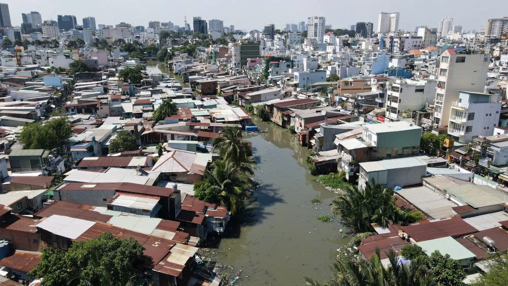 TPHCM đề xuất vớt rác 22 tuyến kênh rạch, khơi thông dòng chảy đô thị - 1