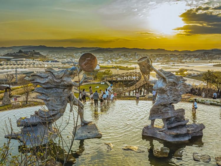 Khám phá văn hóa bản địa và giải trí hiện đại dưới chân núi Lang Biang