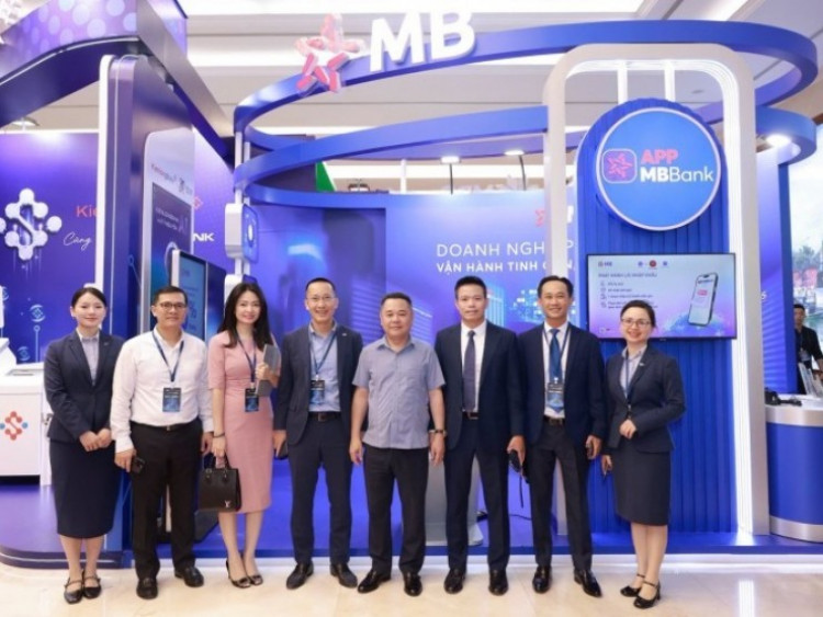 MB đón Thủ tướng tham quan không gian công nghệ trong Sự kiện Chuyển đổi số 2025