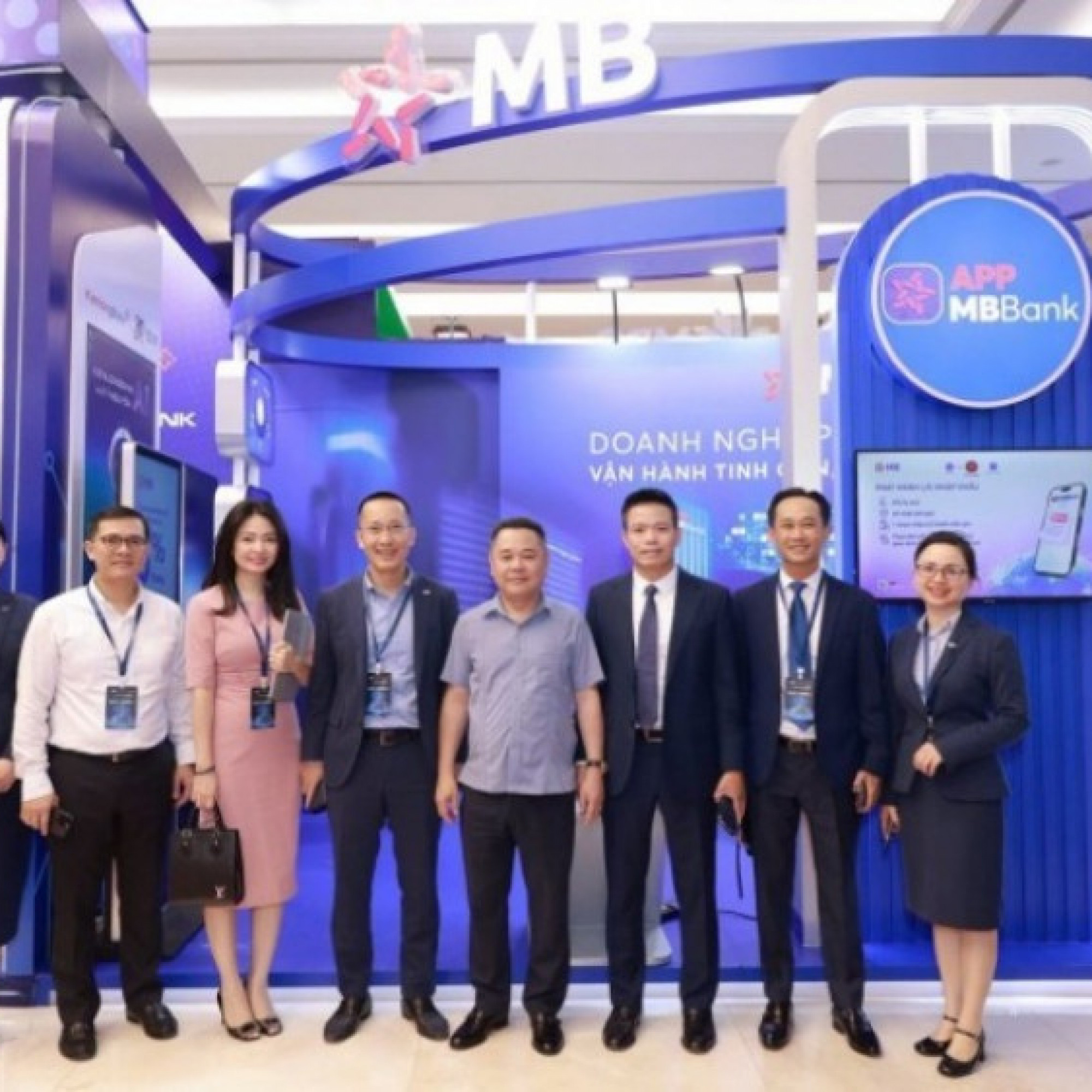  - MB đón Thủ tướng tham quan không gian công nghệ trong Sự kiện Chuyển đổi số 2025