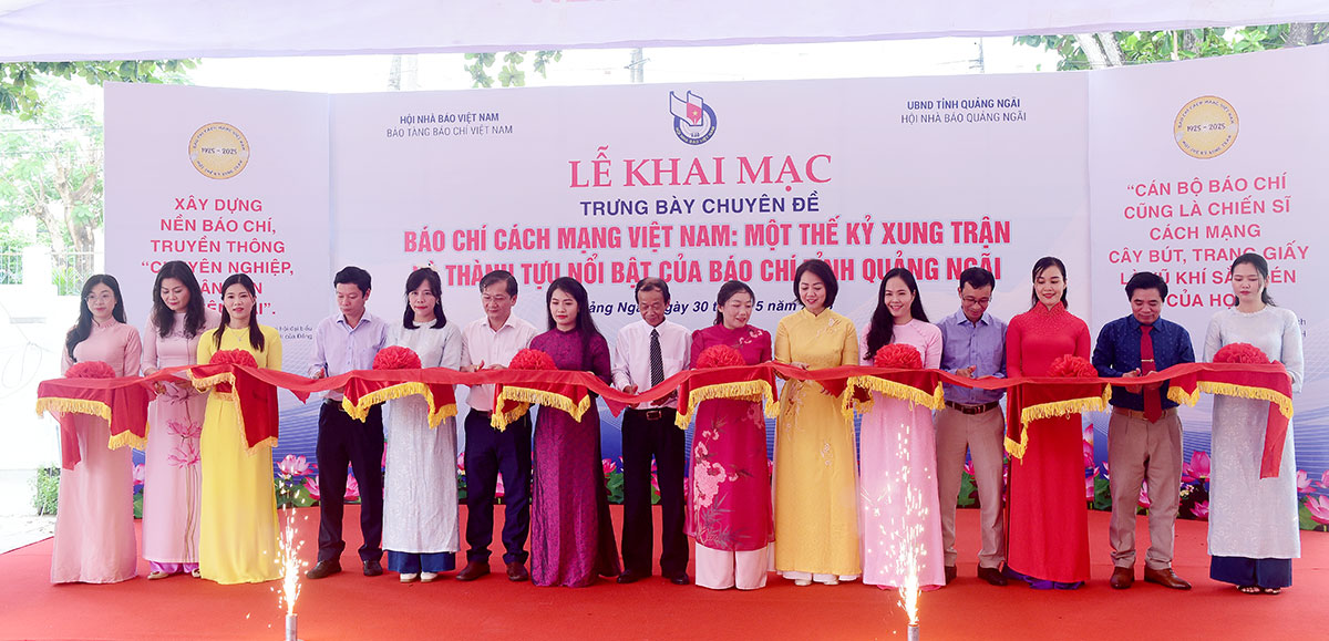 trung bay tu lieu quy ve 100 nam bao chi cach mang viet nam - 1