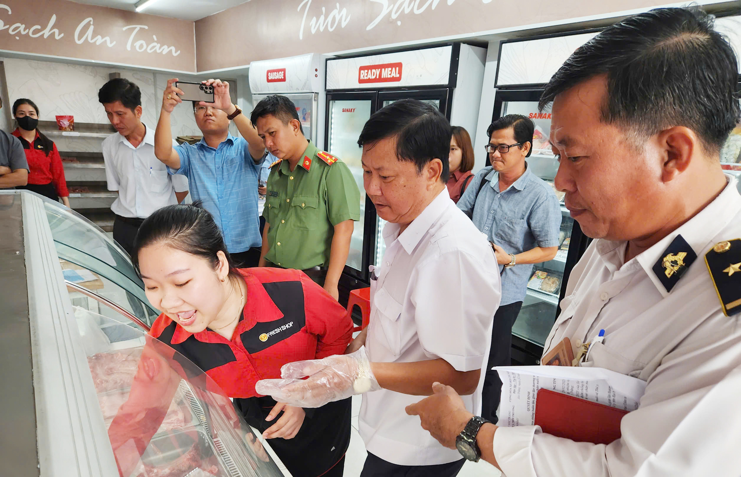 Sóc Trăng kiểm tra đột xuất cửa hàng bị tố kinh doanh thực phẩm bẩn - 2