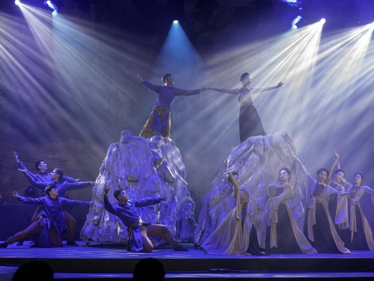 Chương trình nghệ thuật độc đáo trong hang ở vịnh Bái Tử Long