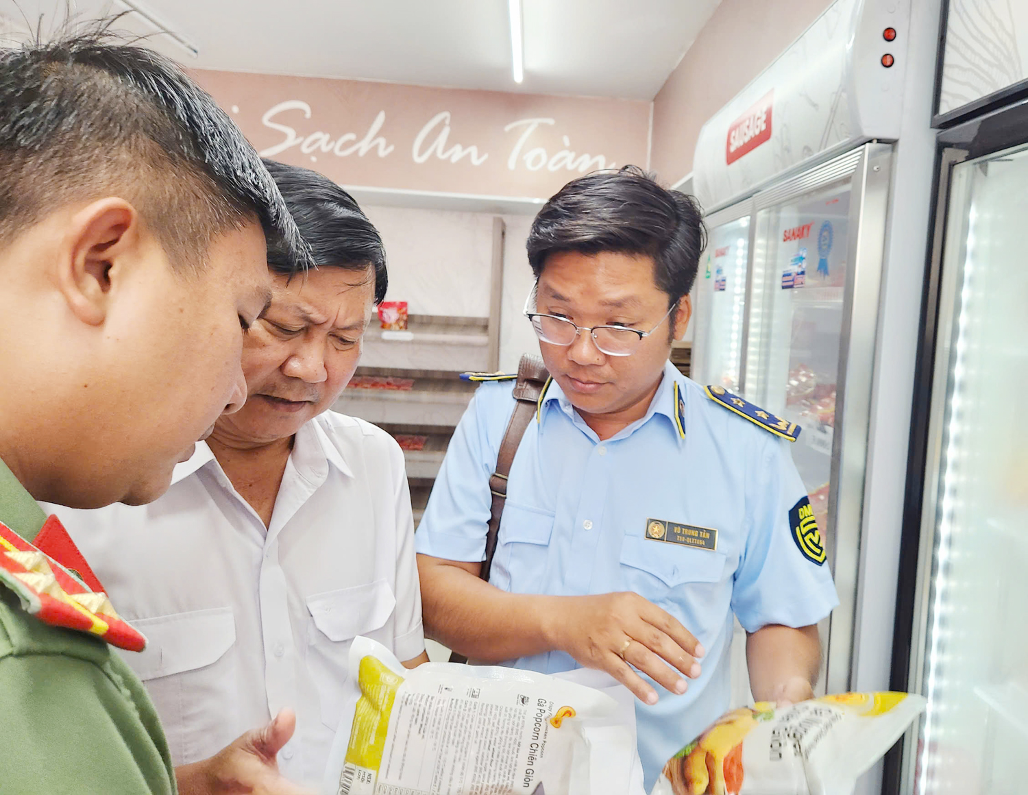 Tạm giữ nhiều mặt hàng tại Fresh Shop Mỹ Xuyên của Công ty C.P. - 2