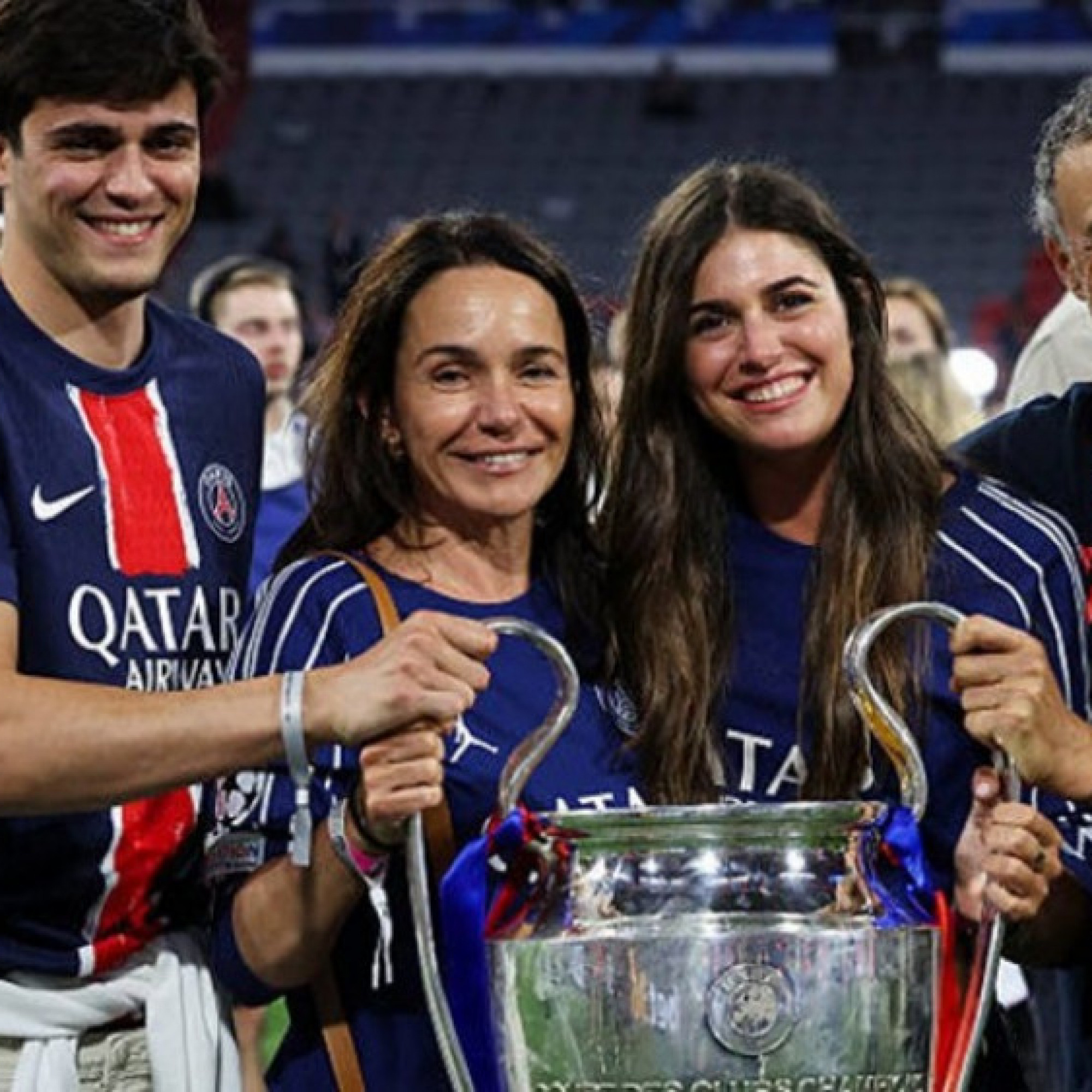  - PSG ăn mừng Cúp C1: Diện kiến Tổng thống Macron, áo đấu mới bán hết sạch