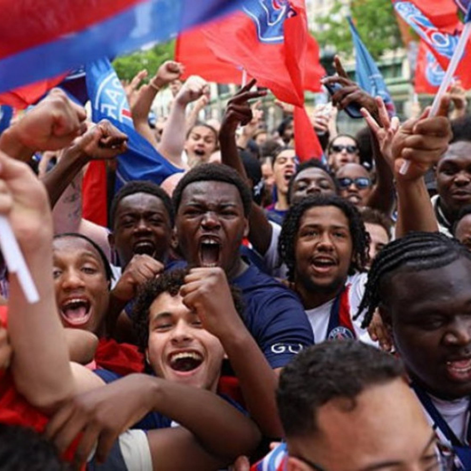  - Trực tiếp PSG ăn mừng Cúp C1: Fan "đi bão" theo xe bus của PSG, đại lộ Champs-Élysées chật cứng người