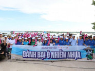 Hàng trăm người tham gia sự kiện đi bộ nhặt rác