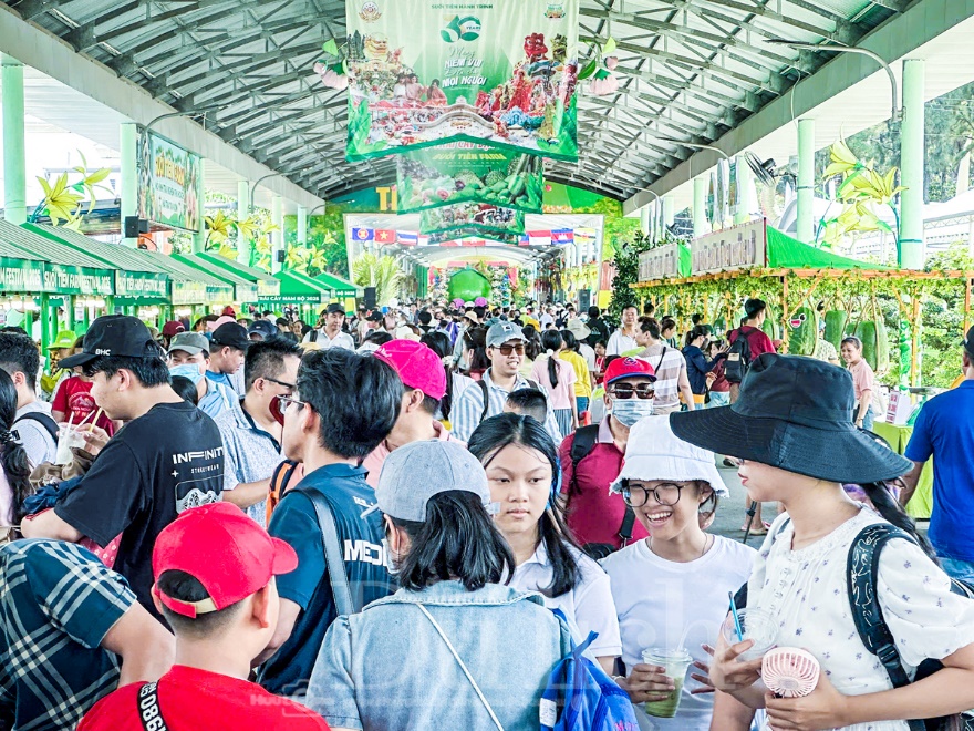Gần 3 vạn du khách trong ngày đầu khai mạc Lễ hội trái cây Nam bộ - 2