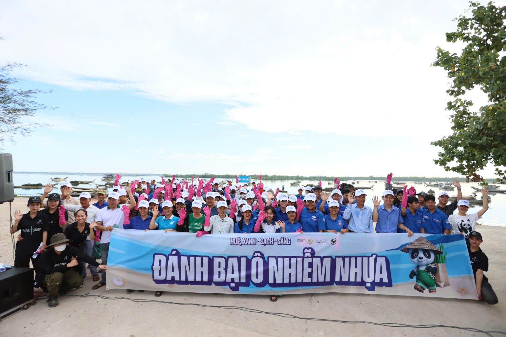 Hàng trăm người tham gia sự kiện đi bộ nhặt rác - 1