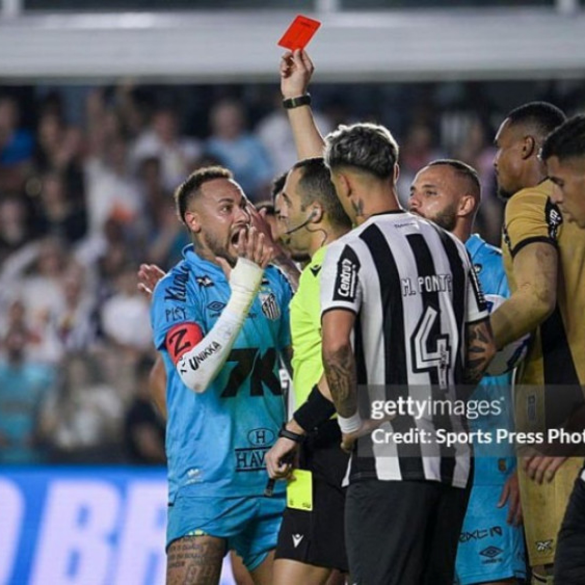  - Kỳ lạ Neymar cố tình dùng tay để ghi bàn, nhận thẻ đỏ cay đắng