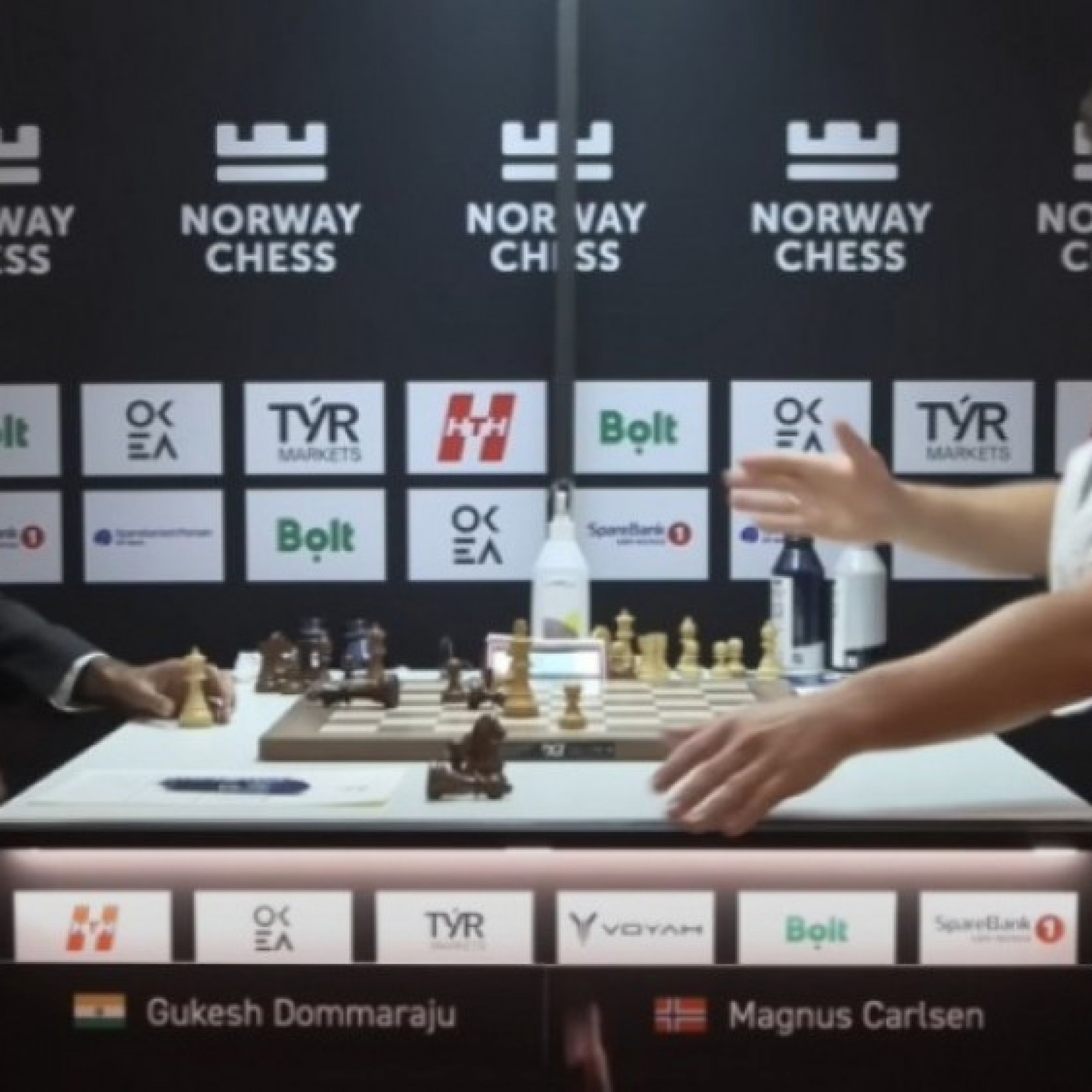  - Số 1 cờ vua thế giới Carlsen đập bàn, thua đau trước "Vua cờ" 19 tuổi