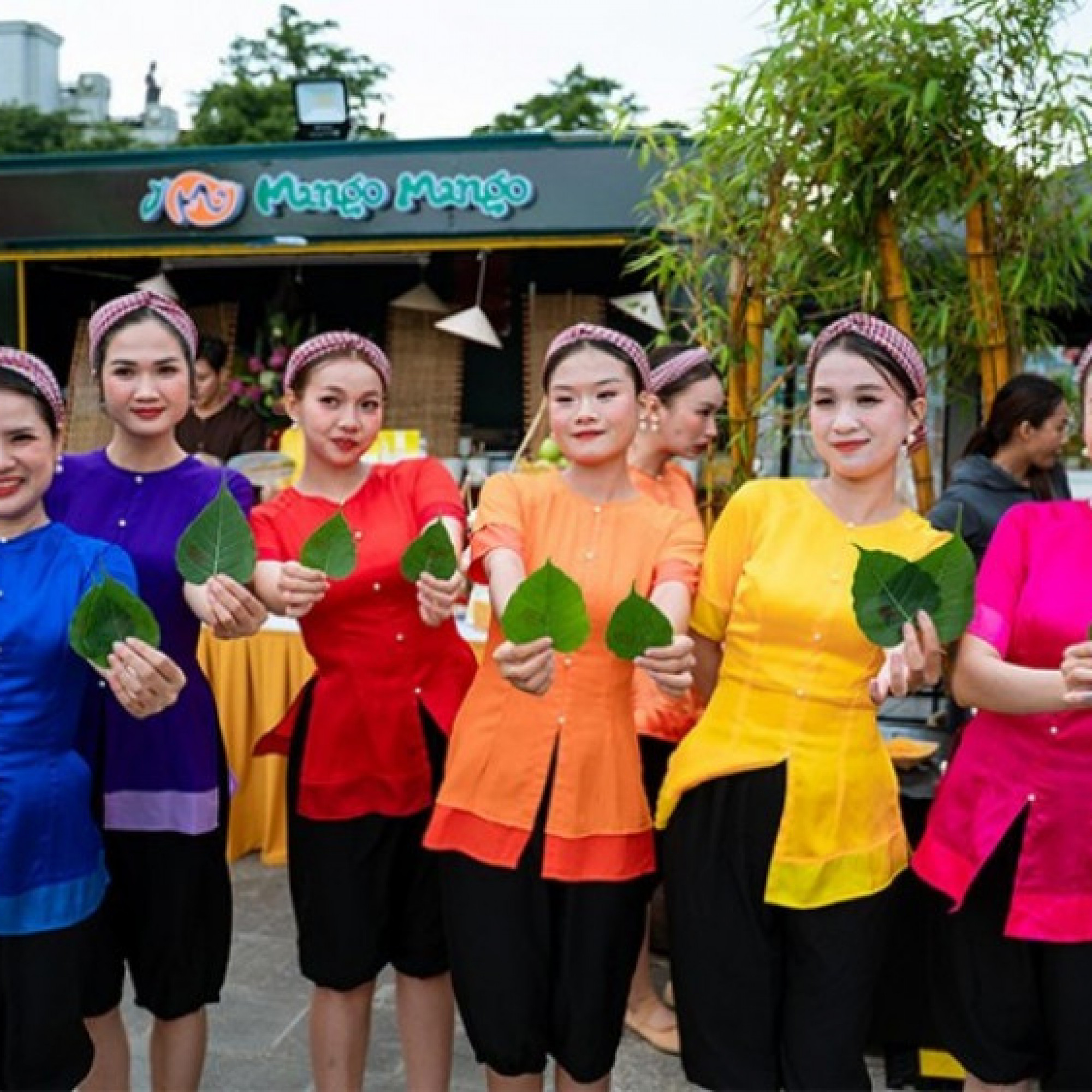 Giải trí - Du khách hào hứng tham dự chợ lá vào các ngày cuối tuần suốt tháng 6 tại núi Bà Đen