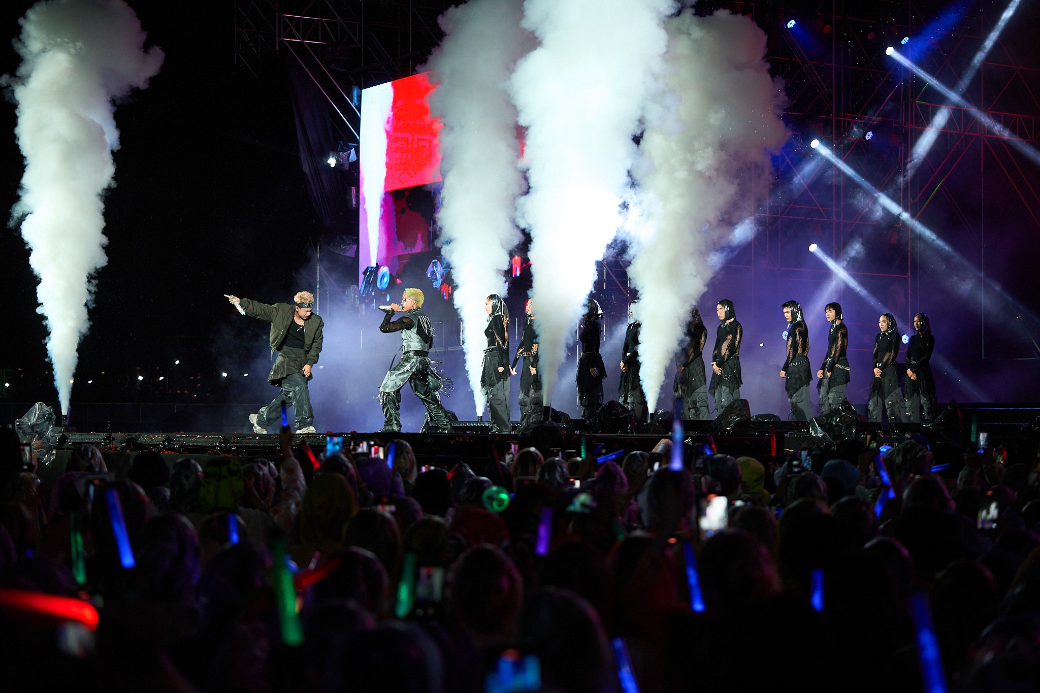 B.O.F “khiêu vũ” dưới cơn mưa trong showcase đầu tiên - 4