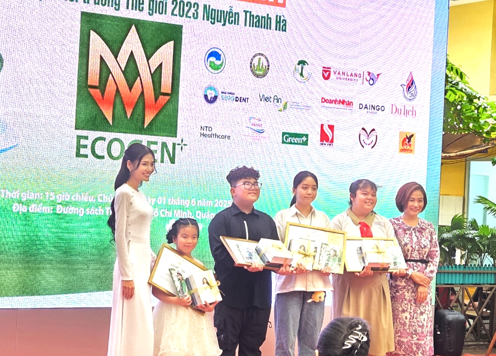 Hoa hậu Nguyễn Thanh Hà trao giải cuộc thi vẽ 'Thành phố xanh – Đẹp như trong tranh' - 1