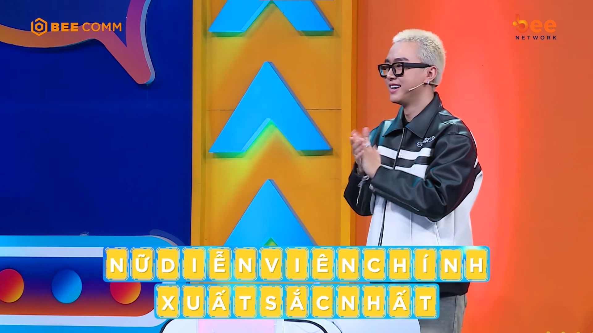 Úm Ba La Ra Chữ Gì?: MC Đại Nghĩa “đứng hình” trước độ “chịu chơi” của dàn ca sĩ, diễn viên trẻ - 3