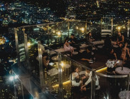 Ngồi giữa trời cao, ngắm một TP.HCM an tĩnh