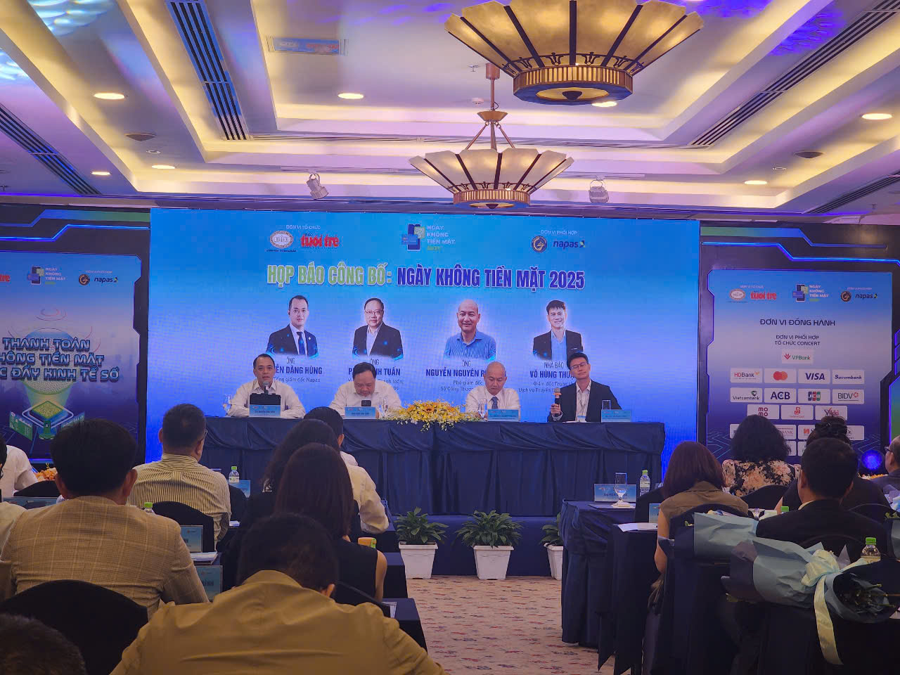 Nhiều giải pháp giúp tiểu thương thuận lợi thanh toán không dùng tiền mặt trong nước và xuyên biên giới - 1