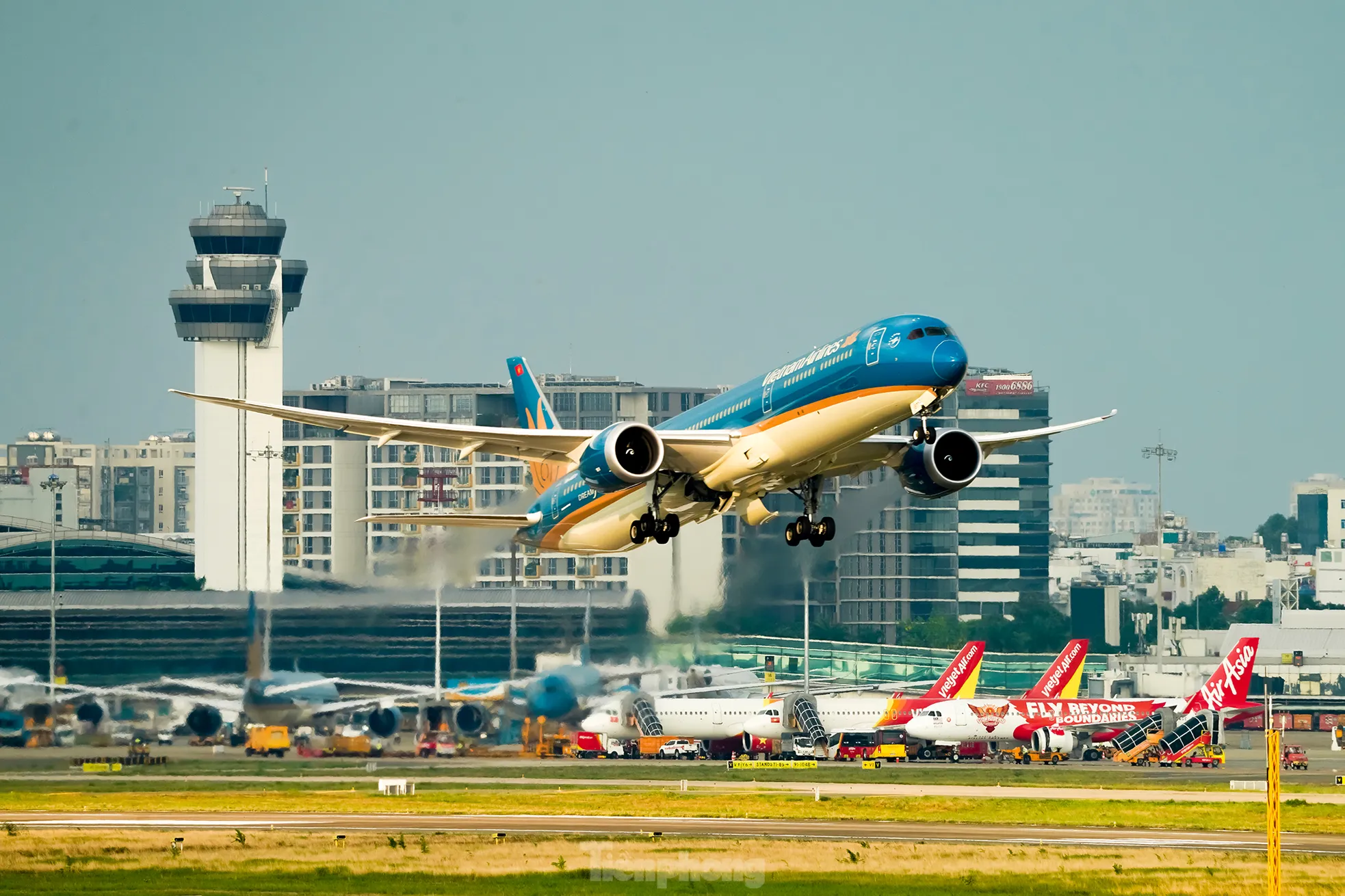 Các hãng hàng không đồng loạt mở đường bay mới, đáp ứng cao điểm du lịch hè - 1