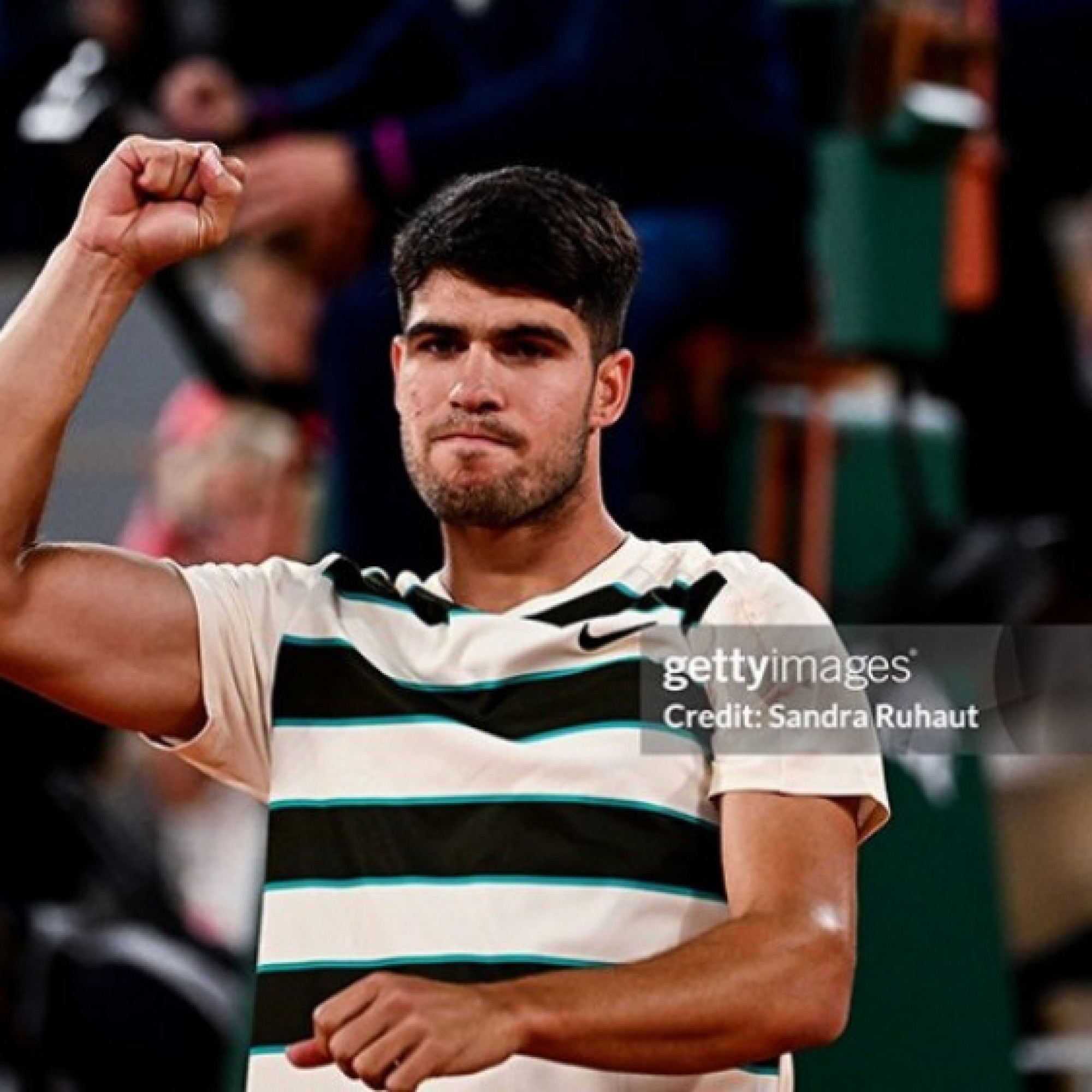  - Alcaraz xin lỗi khán giả vì thắng "hủy diệt" 94 phút ở tứ kết Roland Garros