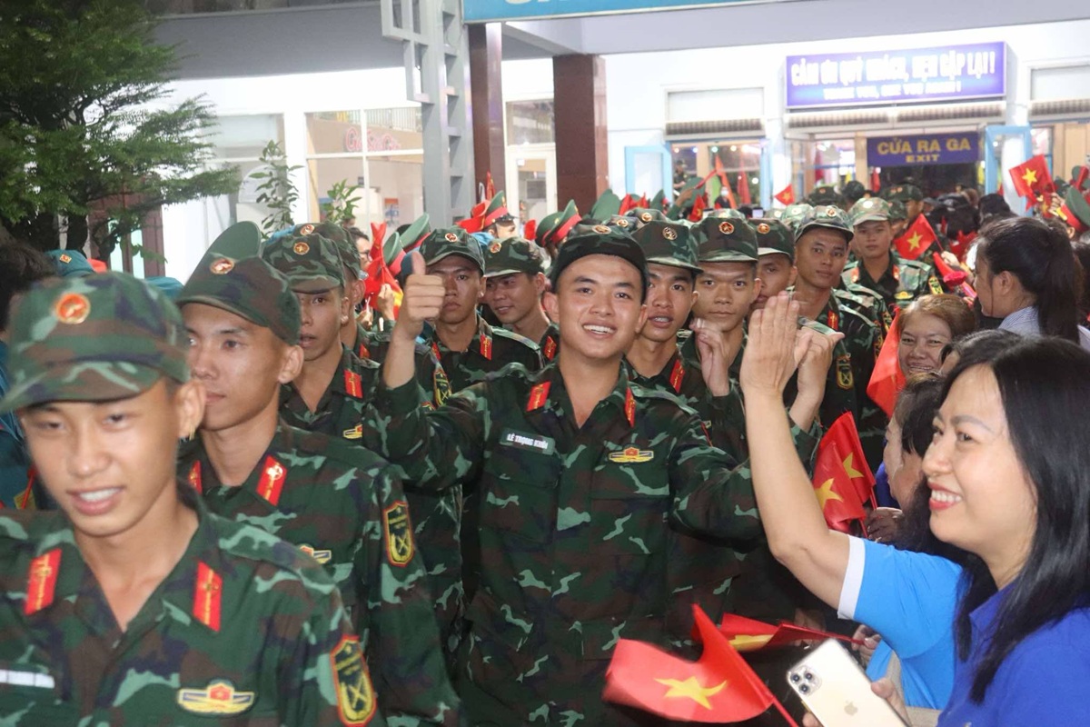 hanh trang ra thu do: niem tin, tu hao va loi hua danh du cua nguoi linh tre - 5