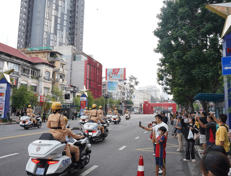 Sáng nay, hàng ngàn người đi xem diễn tập bảo vệ nguyên thủ