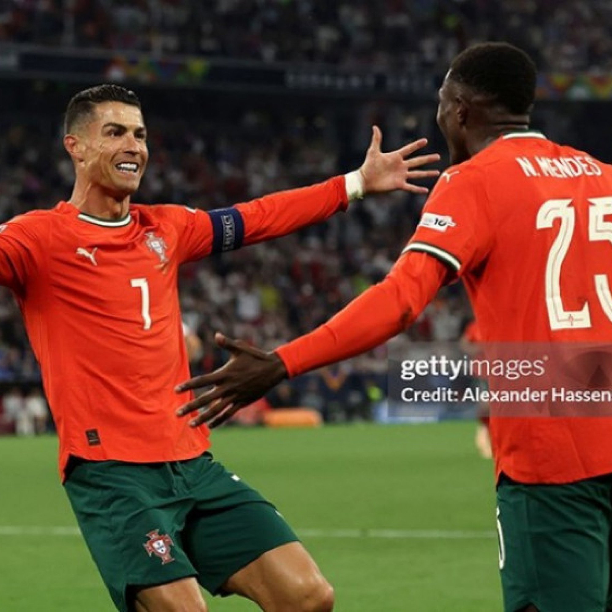  - Ronaldo ghi bàn 937, bị fan cuồng "tấn công" trong ngày lập kỷ lục Nations League
