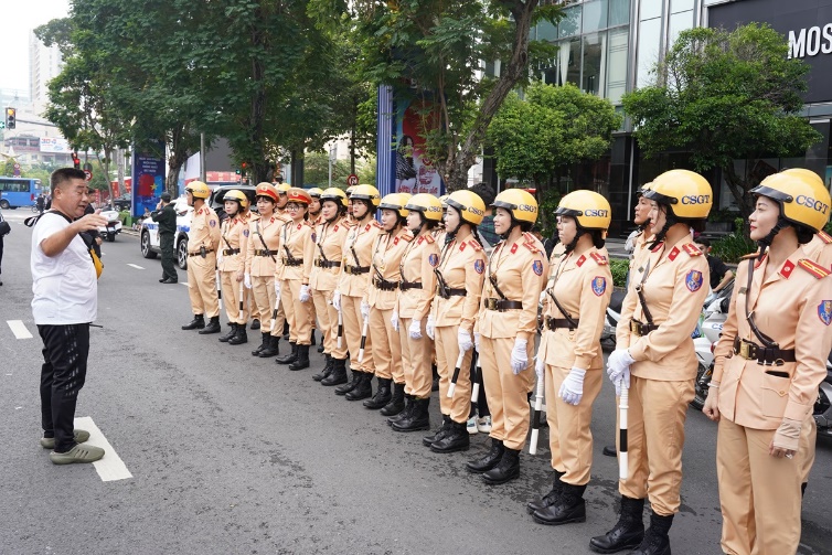 sang nay, hang ngan nguoi di xem dien tap bao ve nguyen thu - 1