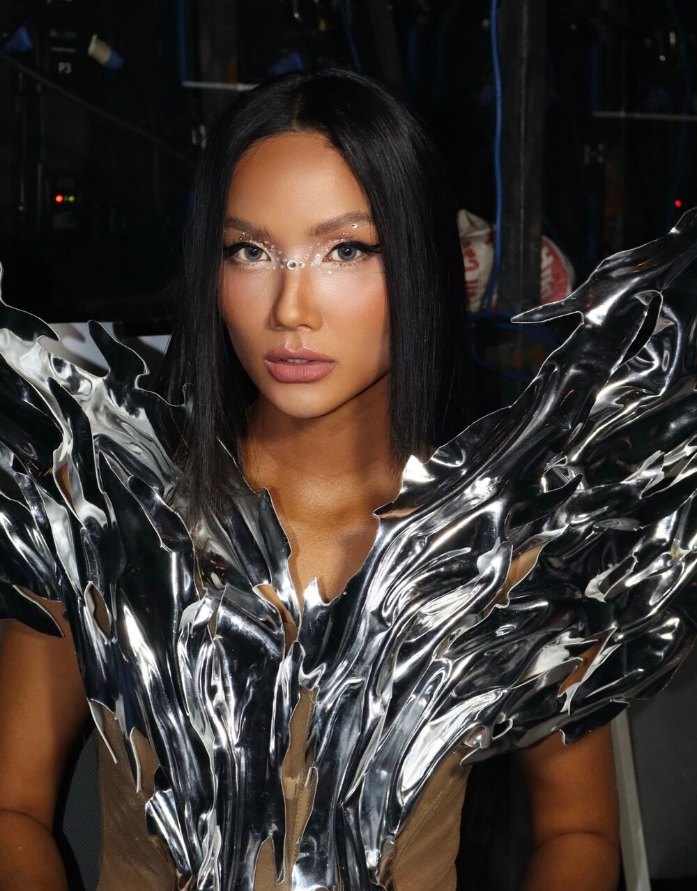 Hoa hậu H'Hen Niê "bế" bụng bầu lên sàn catwalk, thần thái thế nào mà fan xuýt xoa? - 2