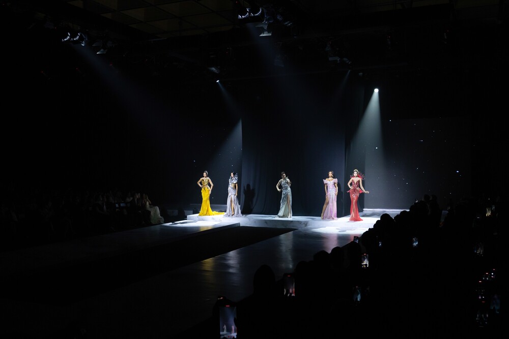 Hoa hậu H'Hen Niê "bế" bụng bầu lên sàn catwalk, thần thái thế nào mà fan xuýt xoa? - 1