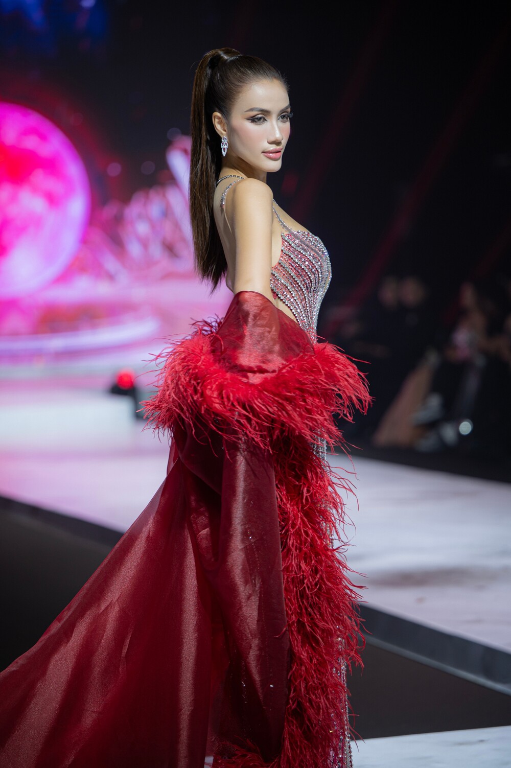 Hoa hậu H'Hen Niê "bế" bụng bầu lên sàn catwalk, thần thái thế nào mà fan xuýt xoa? - 6
