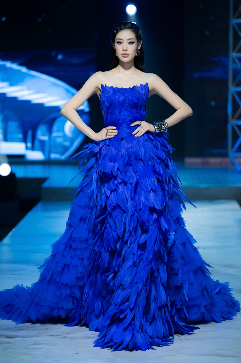 Hoa hậu H'Hen Niê "bế" bụng bầu lên sàn catwalk, thần thái thế nào mà fan xuýt xoa? - 8