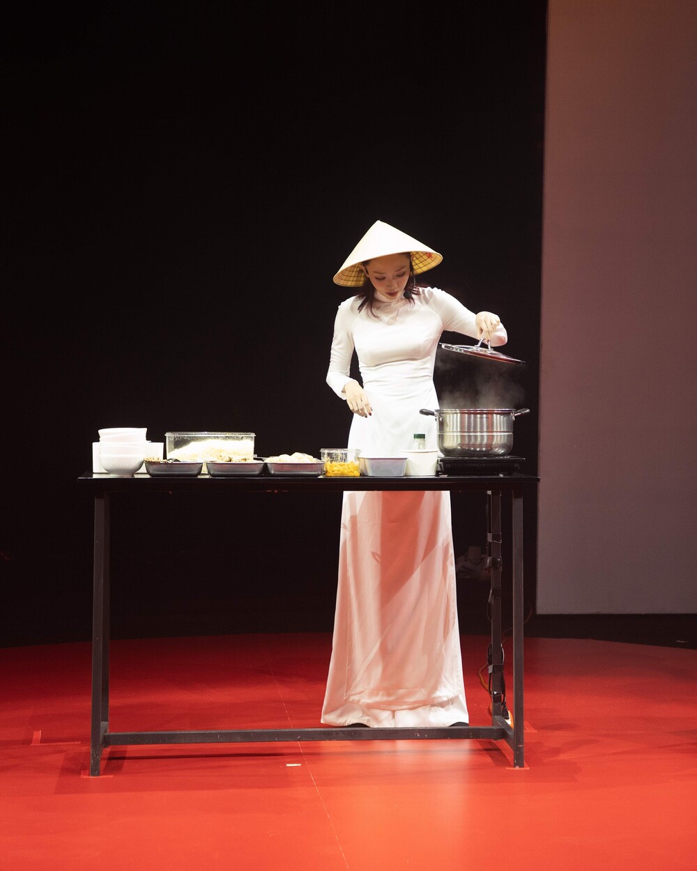 Tóc Tiên nấu bánh canh, đu dây trên sân khấu - 2