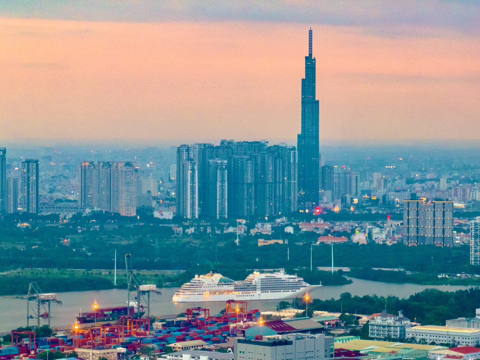 Du khách châu Âu "săn" TP.HCM cho kỳ nghỉ hè 2025 - 3
