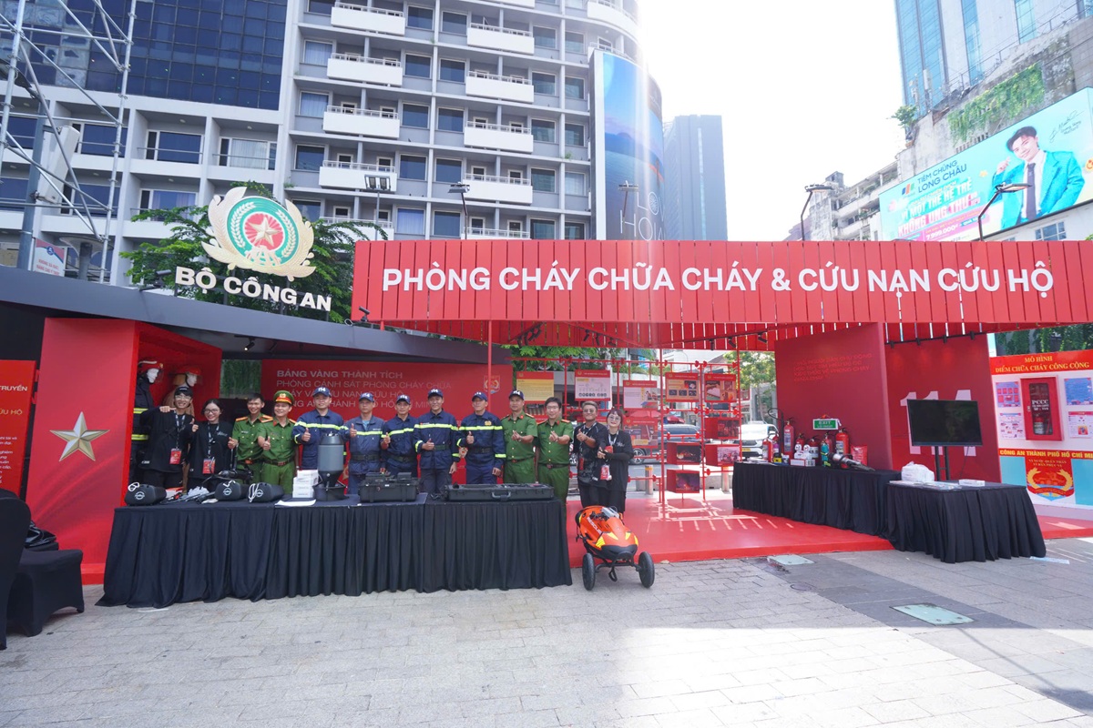‘doi nang’ de cho lay ve gala am nhac vinh quang cong an nhan dan viet nam - 14