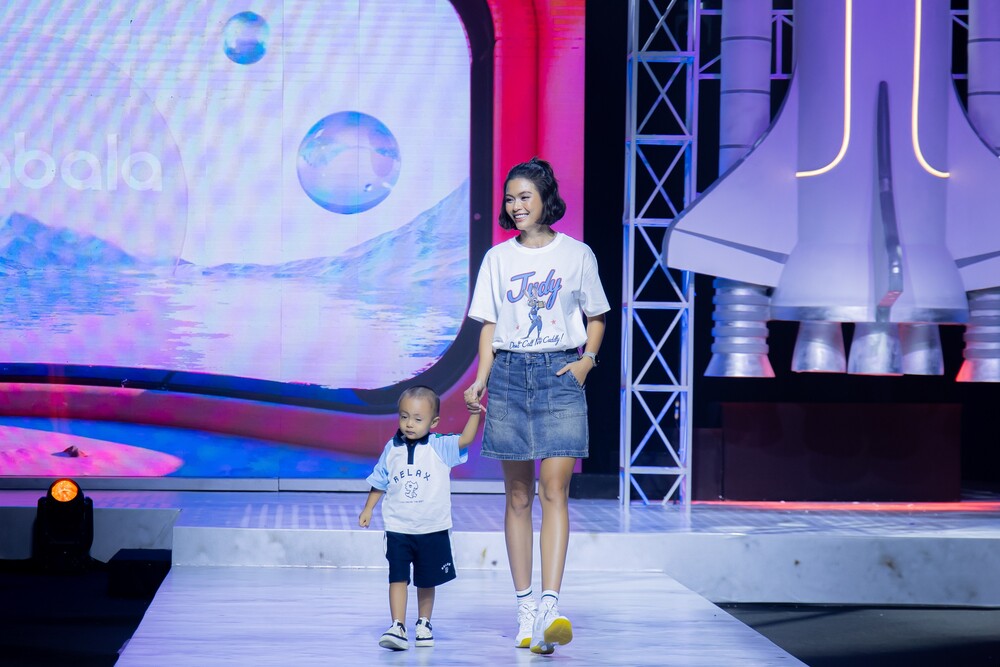 Á hậu Mâu Thủy lần đầu đưa con trai lên sàn catwalk - 1