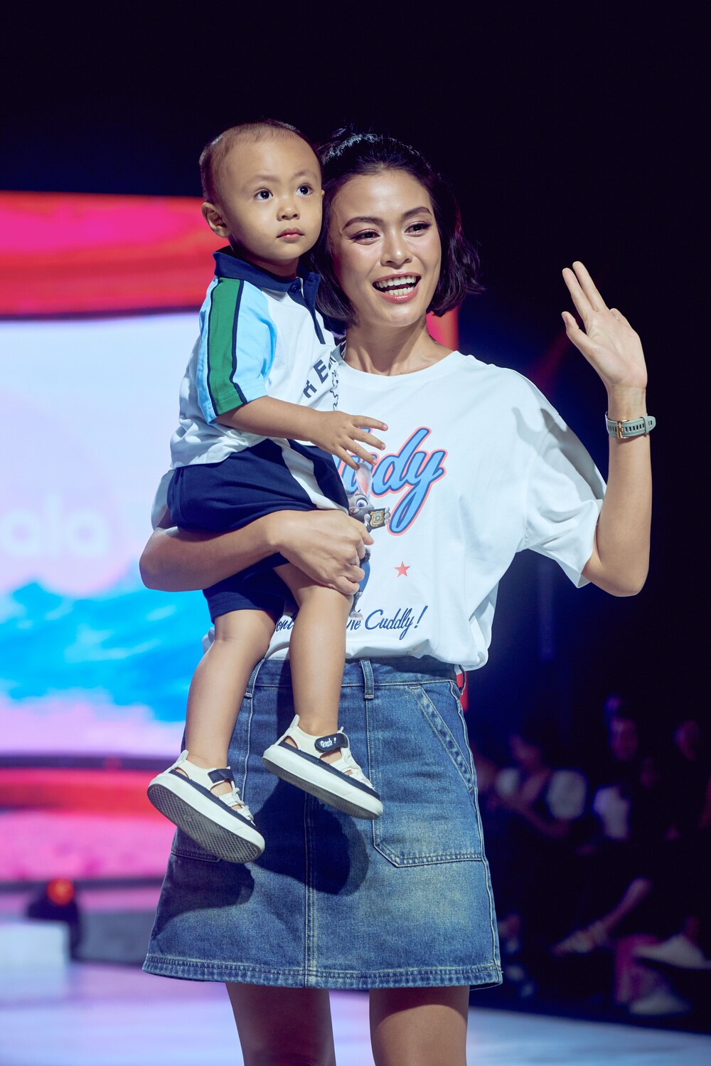 Á hậu Mâu Thủy lần đầu đưa con trai lên sàn catwalk - 2