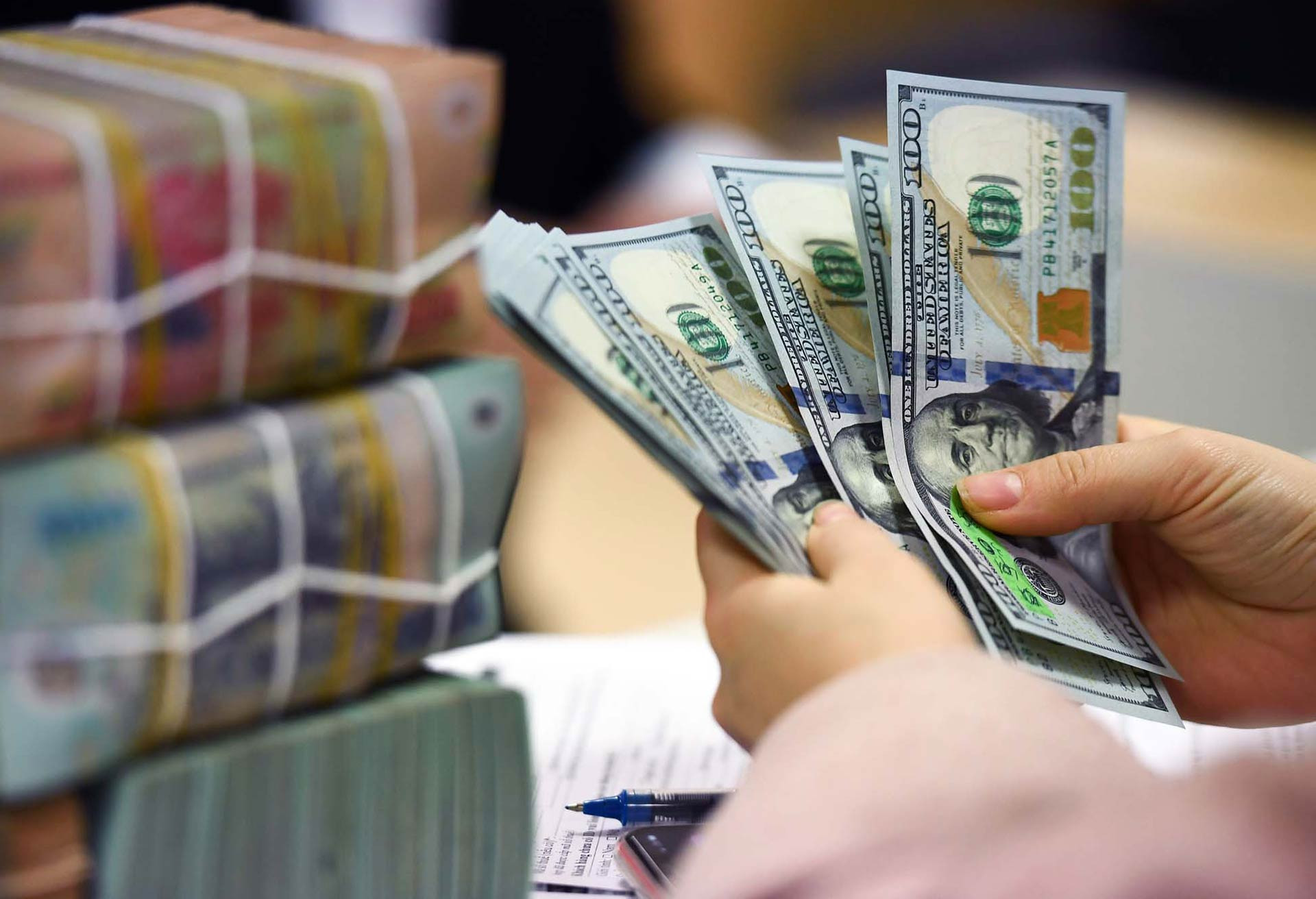 Tỷ giá trung tâm quay đầu giảm sau khi vượt mốc 25.000 VND/USD - 1