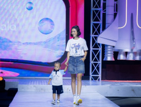  - Á hậu Mâu Thủy lần đầu đưa con trai lên sàn catwalk